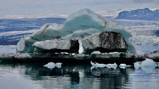 lac glaciaire bleu Jökulsárlón, deux icebergs noirs
