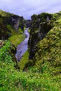 canyon de rivière profond et sinueux de  Fjaðrárgljúfur