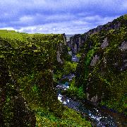 vue sur la rivière du canyon de Fjaðrárgljúfur, format carre