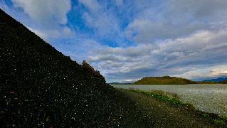flan de volcan, bord du lac Stakholstjorn, route 848, Islande, roche noire